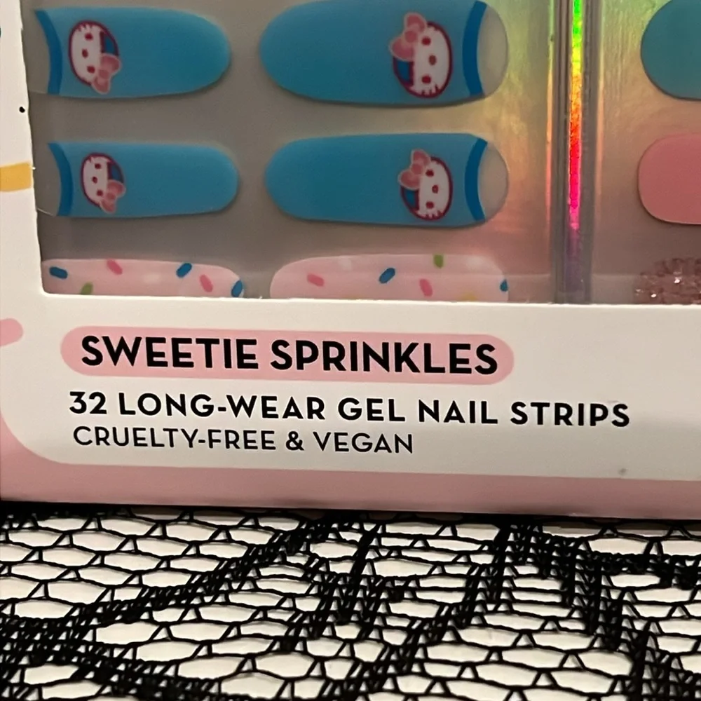 Hello Kitty X The Creme Shop Gel Nail Strip Kit - Picture 3 of 8